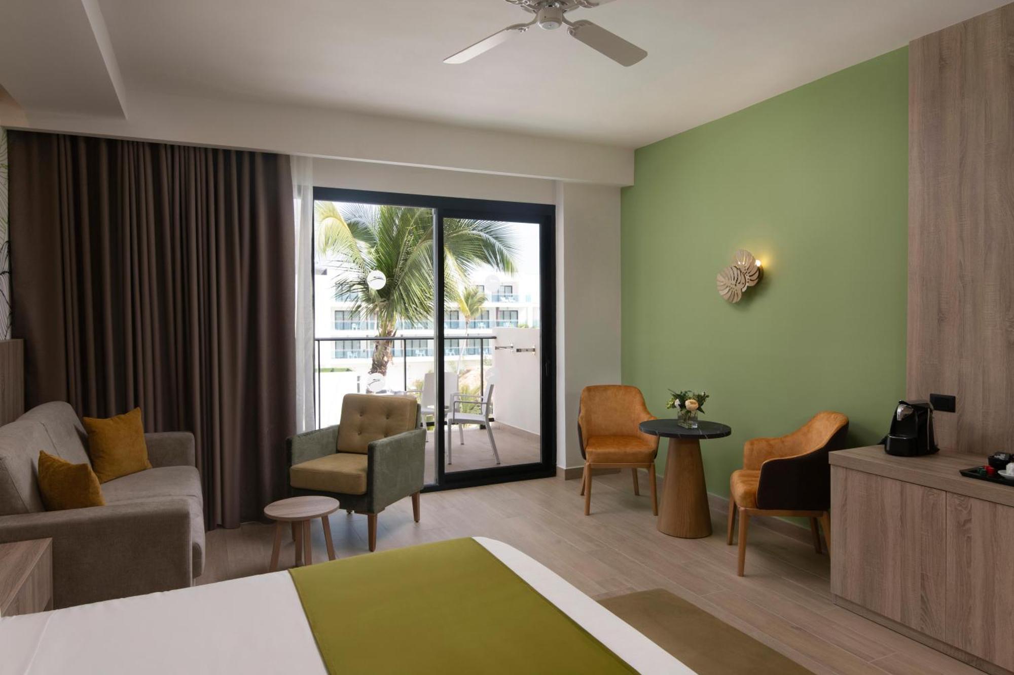 Junior Suite Swim Out Pool View,1542859447:JPEG