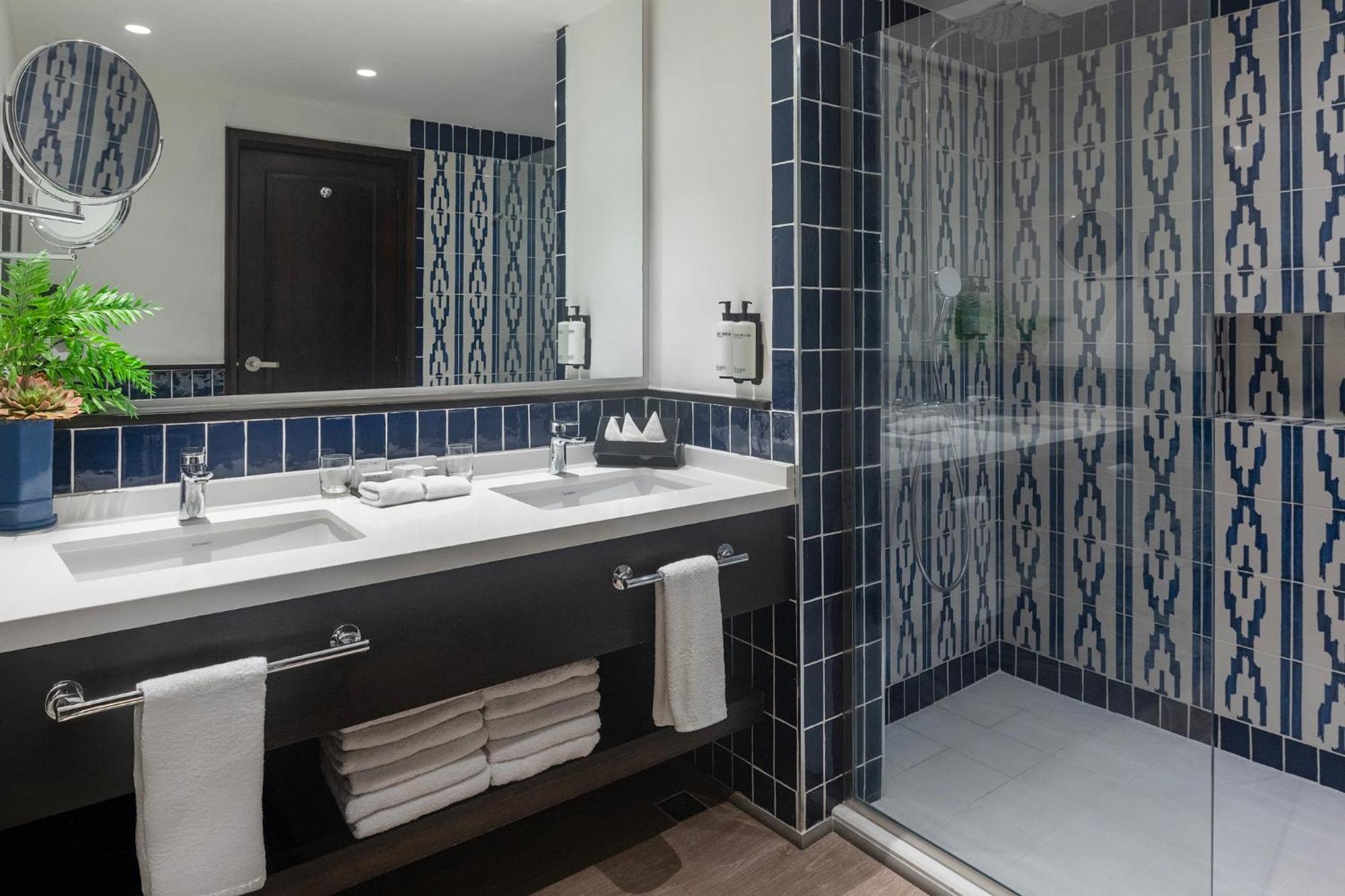Junior Suite Elegance Pool View Single,1746811042:JPEG