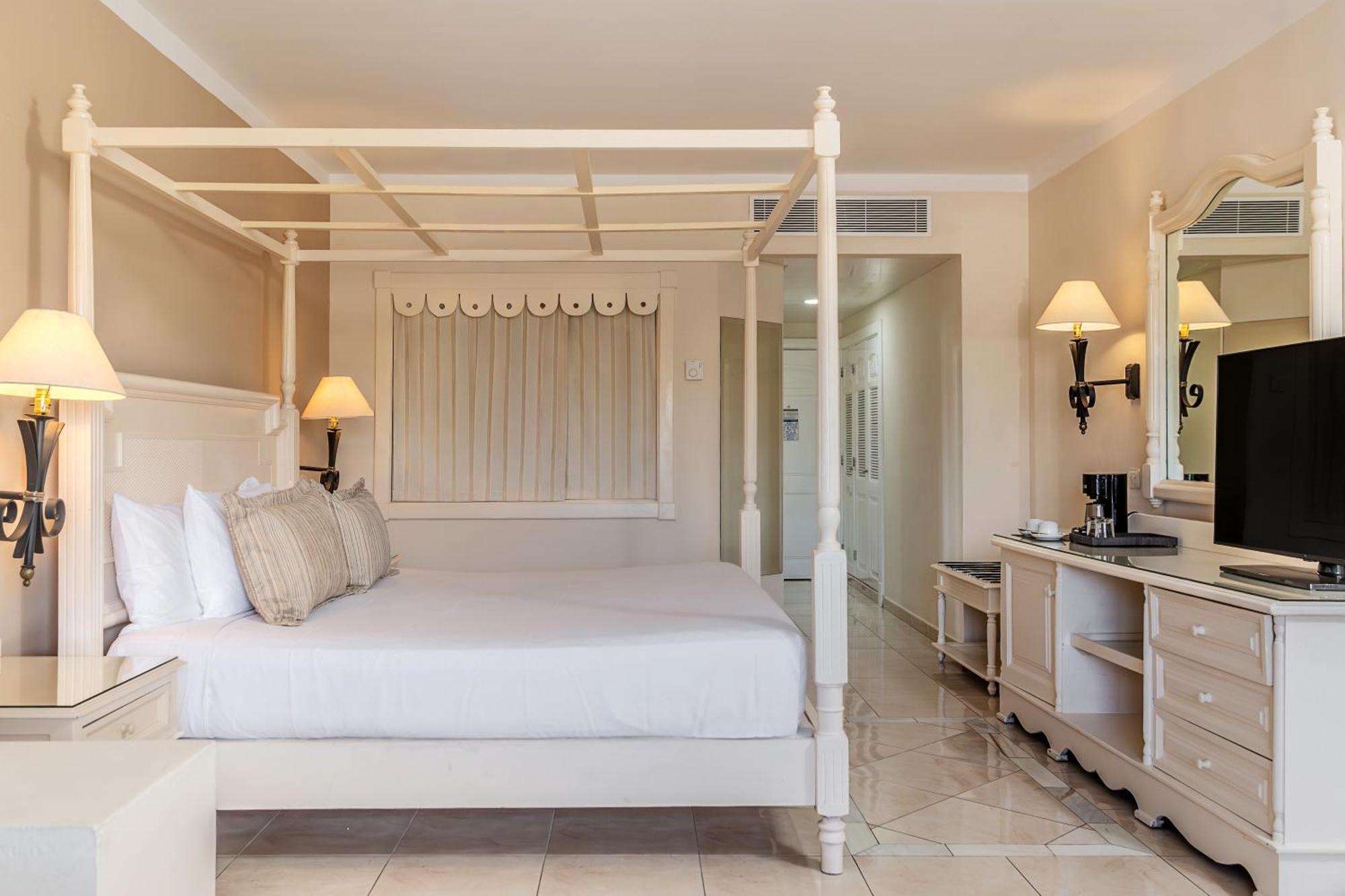 1 King Bed Pool Side Junior Suite SGL