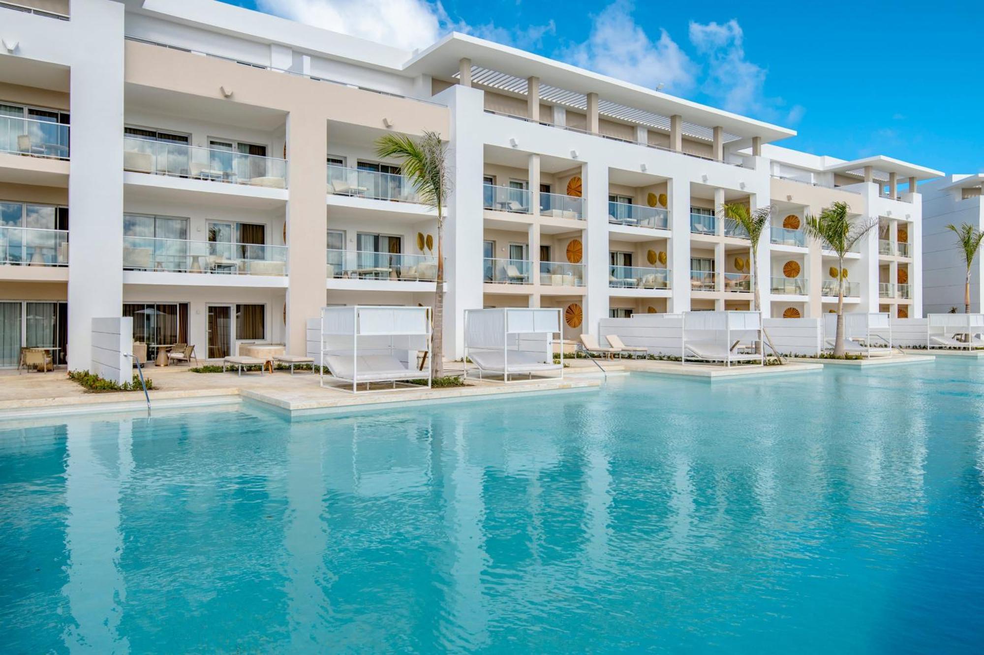 Suite Swim Up,1774756427:JPEG