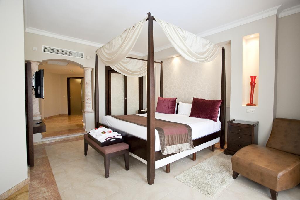 Elegance Club One-Bedroom Suite with Jacuzzi (Adults Only, 18+) - Free WiFi